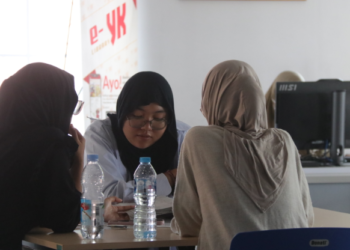 Pengunjung membaca di komplek perpustakaan kota Yogyakarta di Kotabaru.