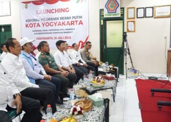Jajaran Pemkot Yogyakarta dan Forkopimda Kota Yogyakarta mengikuti peluncuran Koperasi Desa/Kelurahan Merah Putih tingkat nasional oleh Presiden RI Prabowo, secara daring. (dok.jogjakota.go.id)