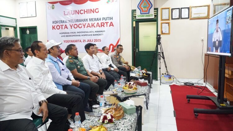 Jajaran Pemkot Yogyakarta dan Forkopimda Kota Yogyakarta mengikuti peluncuran Koperasi Desa/Kelurahan Merah Putih tingkat nasional oleh Presiden RI Prabowo, secara daring. (dok.jogjakota.go.id)