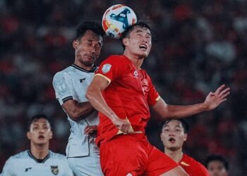 Piala AFF U-23 2025, pemain Timnas Indonesia U-23 berebut bola dengan pemain dari Vietnam