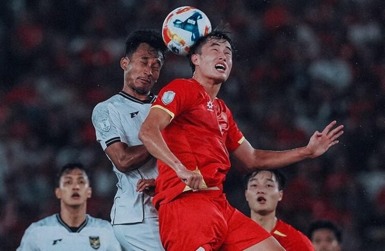 Piala AFF U-23 2025, pemain Timnas Indonesia U-23 berebut bola dengan pemain dari Vietnam