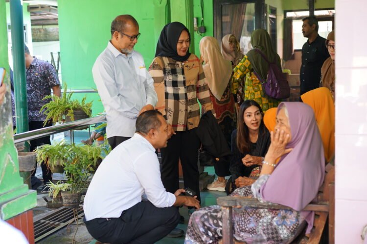 Komisi D DPRD DIY,saat melakukan kunjungan monitoring ke Balai Pelayanan Sosial Tresna Werdha (BPSTW) Unit Budi Luhur di Kasongan, Bantul, Jumat (11/7).