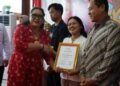 Bupati Gunungkidul Endah Subekti memberikan apresiasi kepada para pendonor darah yang rutin selama 25 kali menyumbangkan darahnya untuk khalayak