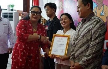 Bupati Gunungkidul Endah Subekti memberikan apresiasi kepada para pendonor darah yang rutin selama 25 kali menyumbangkan darahnya untuk khalayak