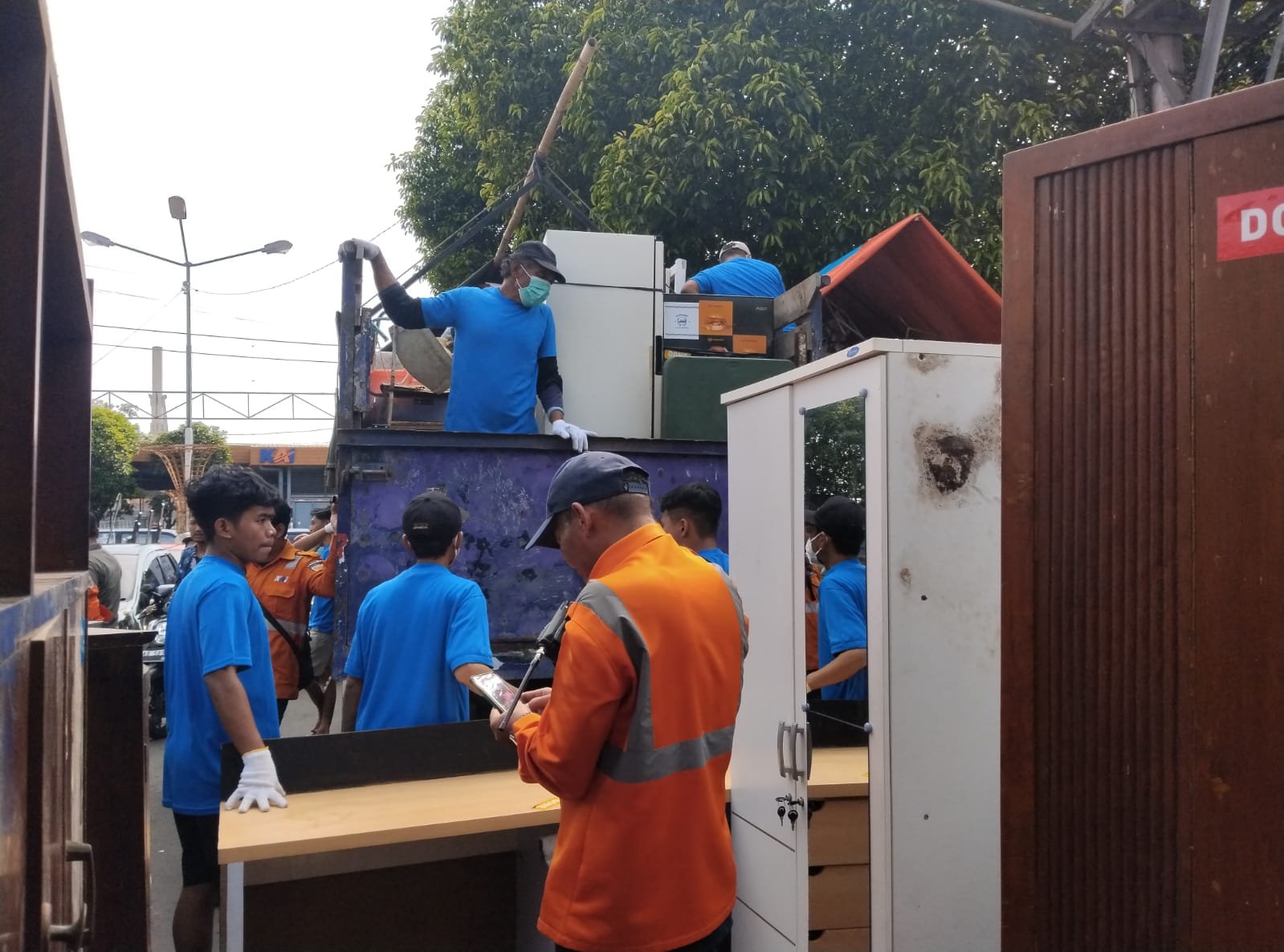 PT KAI melakukan pengosongan paksa terhadap rumah di kawasan Lempuyangan sebagai bagian dari program beutifikasi di kawasan stasiun. [populi.id/Olyvia Cahaya Sari]