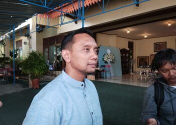 Kakak diplomat muda Arya Daru yang tewas di kamar kos, Meta Bagus saat memberi keterangan kepada awak media terkait kematian adiknya, Rabu (9/7/2025)