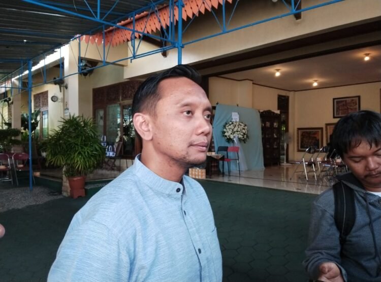 Kakak diplomat muda Arya Daru yang tewas di kamar kos, Meta Bagus saat memberi keterangan kepada awak media terkait kematian adiknya, Rabu (9/7/2025)