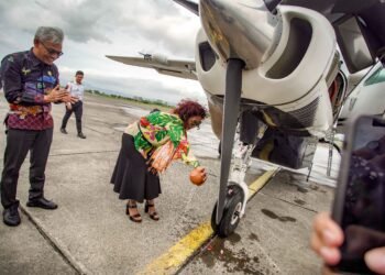 Direktur Utama PT Asi Pudjiastuti Aviation (Susi Air), Susi Pudjiastuti, saat pembukaan rute penerbangan langsung Yogyakarta-Karimunjawa oleh maskapai Susi Air.