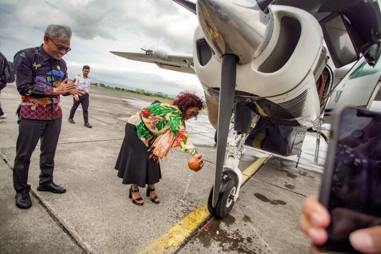 Direktur Utama PT Asi Pudjiastuti Aviation (Susi Air), Susi Pudjiastuti, saat pembukaan rute penerbangan langsung Yogyakarta-Karimunjawa oleh maskapai Susi Air.