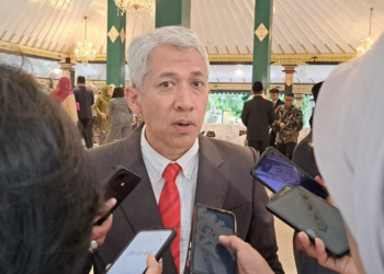 Kepala BKAD Sleman Abu Bakar yang baru saja dilantik Bupati Sleman Harda Kiswaya di Pendapa Parasamya, Selasa (22/7/2025)