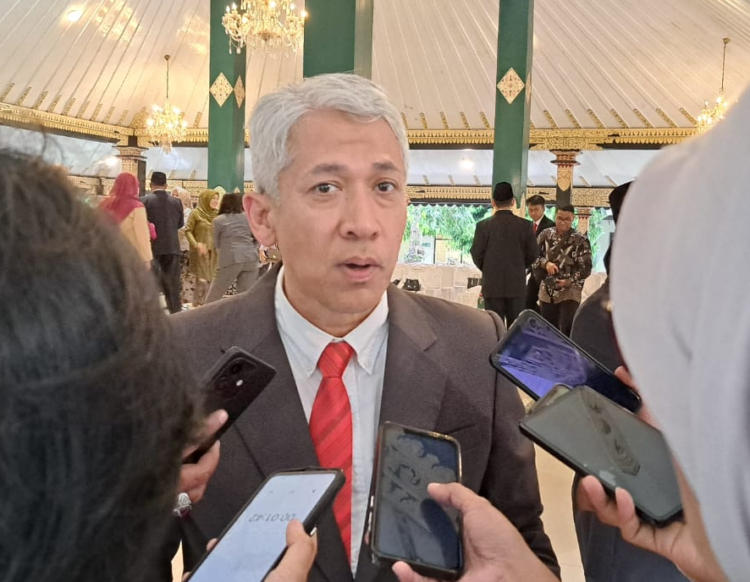 Kepala BKAD Sleman Abu Bakar yang baru saja dilantik Bupati Sleman Harda Kiswaya di Pendapa Parasamya, Selasa (22/7/2025)