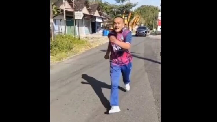 Pujiyono berlari sejauh 27 kilometer dari rumah ke sekolah sebagai nazar perpisahan jelang pensiun.