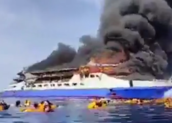 Detik-Detik KM Barcelona V Terbakar, Penumpang Terjun ke Laut Selamatkan Diri