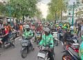 Ratusan massa pengemudi ojek online (ojol) menggelar aksi demonstrasi di depan Gedung DPRD DIY pada Selasa (20/5/2025).