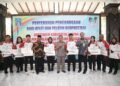 Sekretaris Daerah Sleman, Susmiarto menyerahkan penghargaan kepada para atlet berprestasi.
