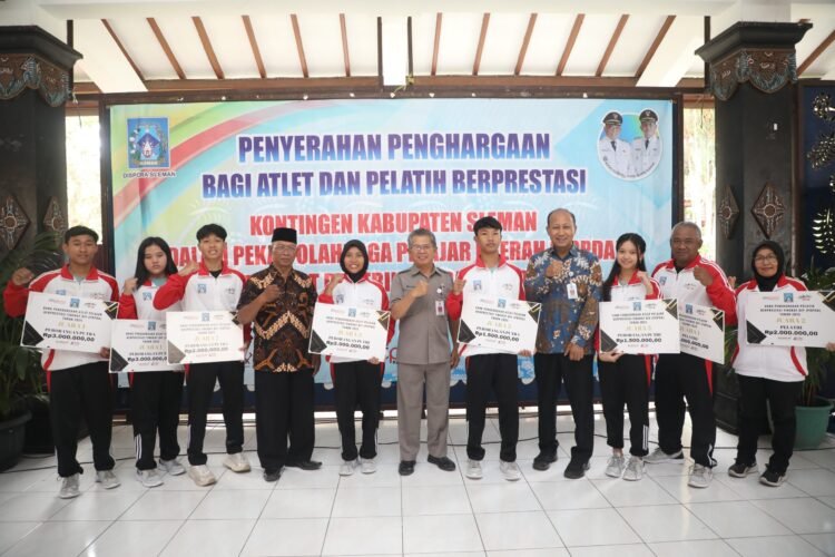 Sekretaris Daerah Sleman, Susmiarto menyerahkan penghargaan kepada para atlet berprestasi.