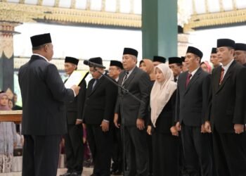 Bupati Sleman, Harda Kiswaya, melantik 22 pejabat pimpinan tinggi pratama di lingkungan Pemkab Sleman pada Selasa (22/7), bertempat di pendopo Parasamya, Kabupaten Sleman. (dok.prokopim Sleman)