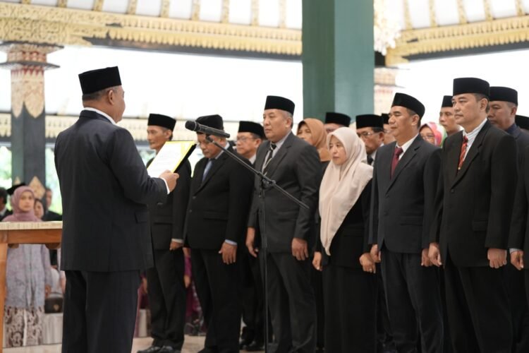 Bupati Sleman, Harda Kiswaya, melantik 22 pejabat pimpinan tinggi pratama di lingkungan Pemkab Sleman pada Selasa (22/7), bertempat di pendopo Parasamya, Kabupaten Sleman. (dok.prokopim Sleman)