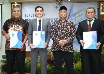 Bupati Harda Kiswaya mengukuhkan Dewan Pengawas Baru RSUD Sleman. (dok.prokopim Sleman)
