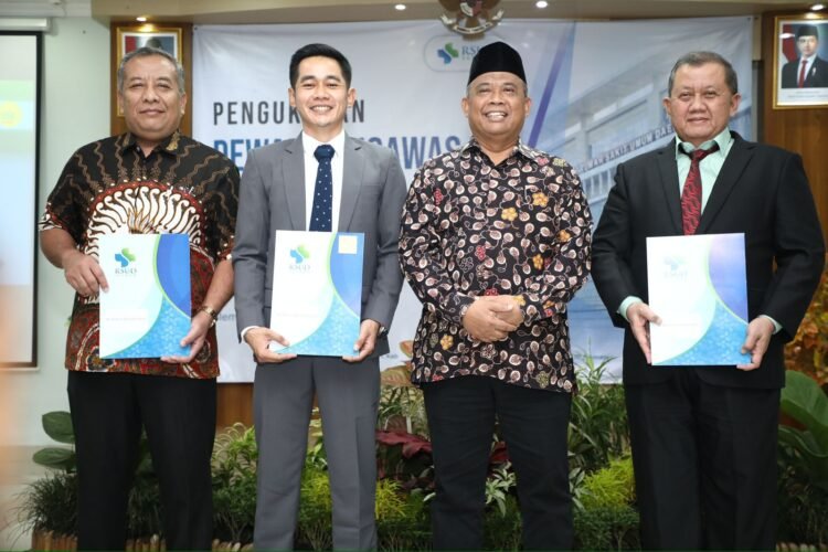 Bupati Harda Kiswaya mengukuhkan Dewan Pengawas Baru RSUD Sleman. (dok.prokopim Sleman)