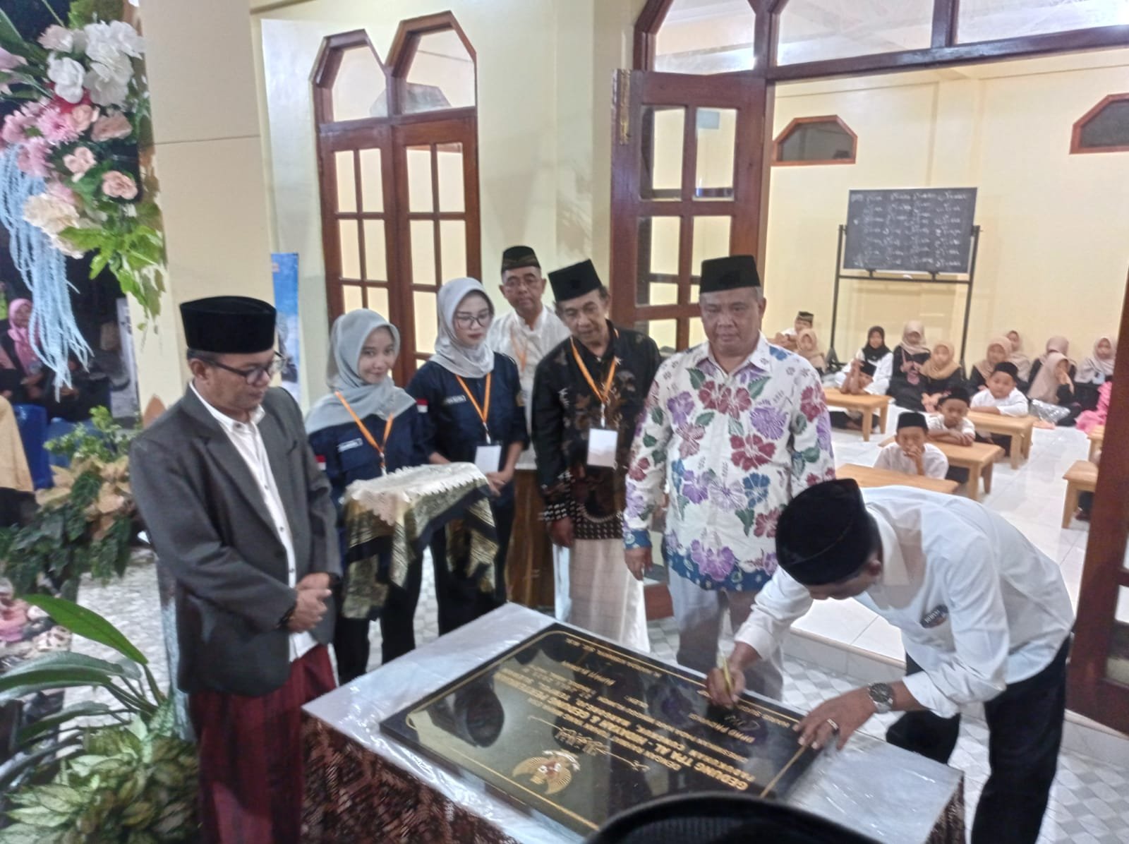 Anggota DPRD DIY Haris Sugiharta membubuhkan tanda tangan pada prasasti peresmian TPA Al Hidayah di Padukuhan Cungkuk, Margorejo disaksikan Bupati Sleman Harda Kiswaya, Minggu (27/7/2025) malam.