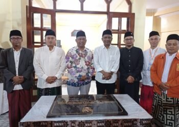 Bupati Harda Kiswaya bersama anggota DPRD DIY Haris Sugiharta dan anggota DPRD Sleman Wahyudi Kurniawan berpose di depan prasasti peresmian TPA Al Hidayah di Padukuhan Cungkuk, Kalurahan Margorejo, Minggu (27/7/2025) malam.