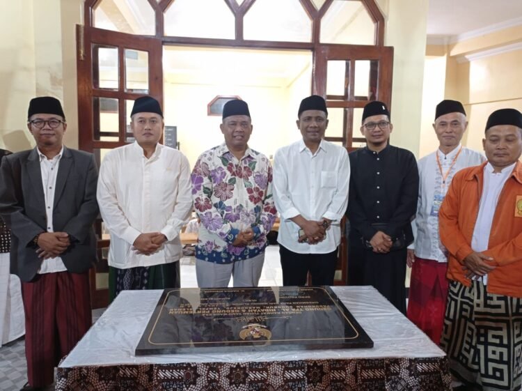 Bupati Harda Kiswaya bersama anggota DPRD DIY Haris Sugiharta dan anggota DPRD Sleman Wahyudi Kurniawan berpose di depan prasasti peresmian TPA Al Hidayah di Padukuhan Cungkuk, Kalurahan Margorejo, Minggu (27/7/2025) malam.