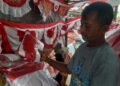 Iksan, penjual umbul-umbul dan bendera merah putih yang berjualan di Jalan Juminahan, Purwokinanti, Pakualaman, Kota Yogyakarta mengeluhkan sepinya pembeli tahun ini. (populi.id/Hadid Husaini)