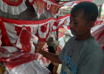 Iksan, penjual umbul-umbul dan bendera merah putih yang berjualan di Jalan Juminahan, Purwokinanti, Pakualaman, Kota Yogyakarta mengeluhkan sepinya pembeli tahun ini. (populi.id/Hadid Husaini)