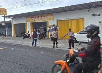 Petugas Polsek Pakem melakukan olah tempat kejadian perkara perusakan mobil di Jalan Raya Pakem-Cangkringan, Sleman, Senin (28/7/2025). (Dok. Polresta Sleman)