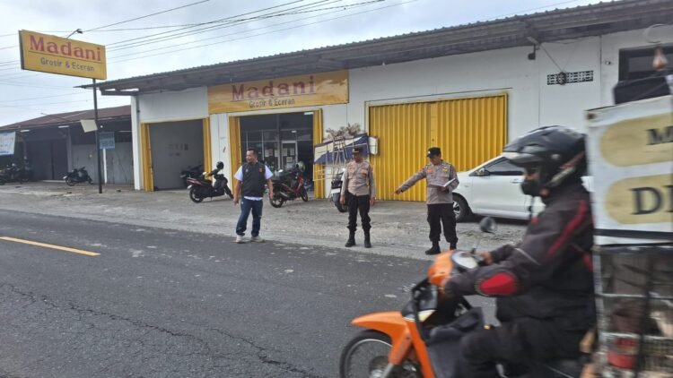 Petugas Polsek Pakem melakukan olah tempat kejadian perkara perusakan mobil di Jalan Raya Pakem-Cangkringan, Sleman, Senin (28/7/2025). (Dok. Polresta Sleman)