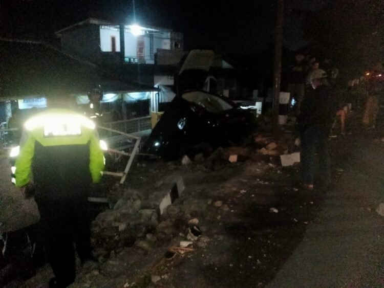 Kondisi Mobil Toyota Innova yang mengalami kecelakaan di Jalan Magelang Km 18, Tempel, Sleman pada Selasa (29/7/2025) dini hari. [Dok Polresta Sleman]