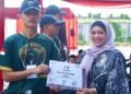 Pj Sekda Batang Sri Purwaningsih (kanan) memberikan sertifikat kepada peserta Program Prima di halaman Rusun Tower 3 Kawasan Industri Terpadu Batang