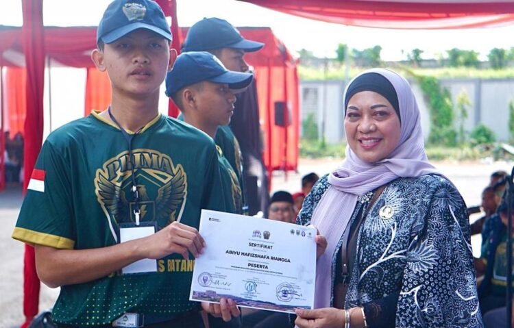Pj Sekda Batang Sri Purwaningsih (kanan) memberikan sertifikat kepada peserta Program Prima di halaman Rusun Tower 3 Kawasan Industri Terpadu Batang