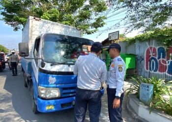 Petugas Dishub Kota Yogya saat melakukan operasi gabungan penegakan hukum.