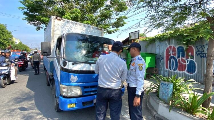 Petugas Dishub Kota Yogya saat melakukan operasi gabungan penegakan hukum.