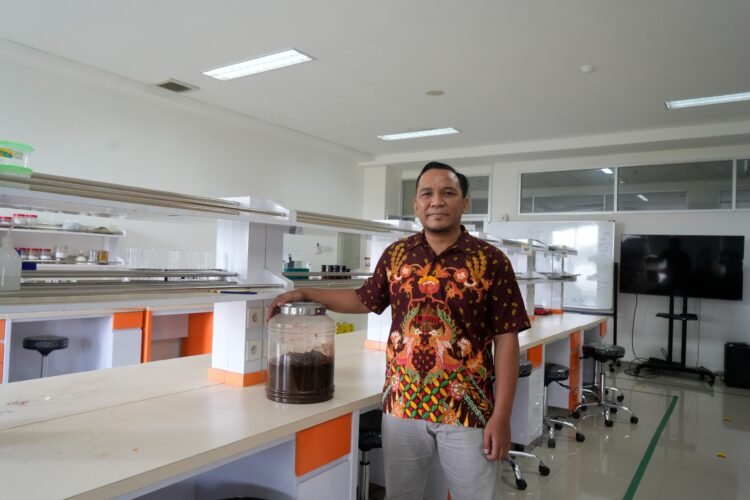 M. Fariez Kurniawan, dosen Program Studi Profesi Apoteker UMY, yang berhasil menciptakan masker wajah peel off berbasis kombinasi lidah buaya dan kopi robusta.