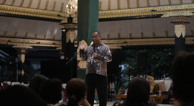 Bupati Sleman Harda Kiswaya memberikan arahan kepada OPD dan Panewu yang diundang sekaligus bersama pasangannya di Pendapa Parasamya, Kamis (24/7/2025) petang.