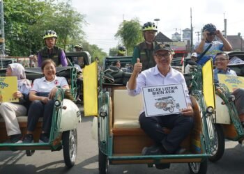 Wali Kota Yogyakarta Hasto Wardoyo mengkampanyekan naik becak listrik di kawasan Malioboro, Jumat (18/7/2025)