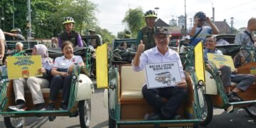 Wali Kota Yogyakarta Hasto Wardoyo mengkampanyekan naik becak listrik di kawasan Malioboro, Jumat (18/7/2025)