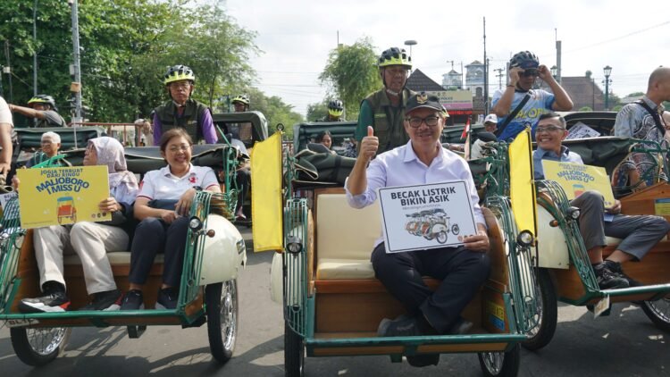 Wali Kota Yogyakarta Hasto Wardoyo mengkampanyekan naik becak listrik di kawasan Malioboro, Jumat (18/7/2025)