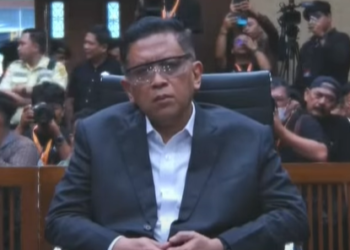 Sekjen DPP PDI Perjuangan Hasto Kristiyanto menyimak pembacaan vonis terkait kasus Harun Masiku di Pengadilan Tipikor Jakarta, Jumat (25/7/2025)
