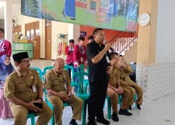 Kepala Disdikbud Kabupaten Batang Bambang Suryantoro Sudibyo memberikan seragam gratis di SMPN 3 Batang