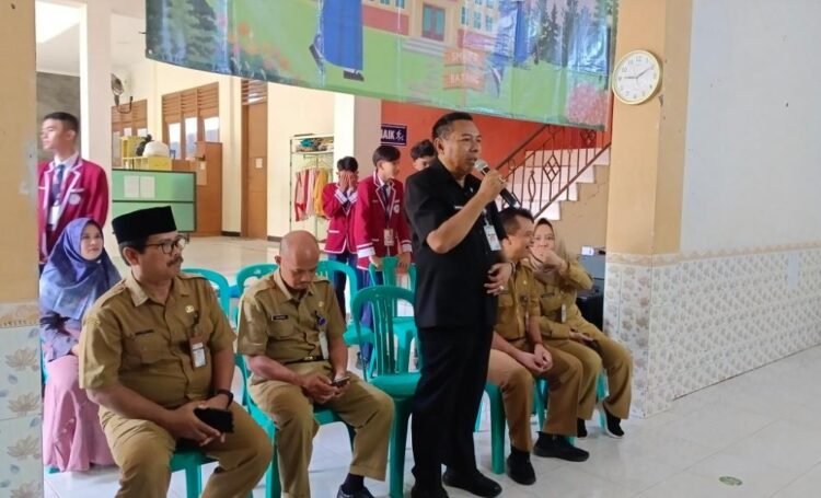 Kepala Disdikbud Kabupaten Batang Bambang Suryantoro Sudibyo memberikan seragam gratis di SMPN 3 Batang