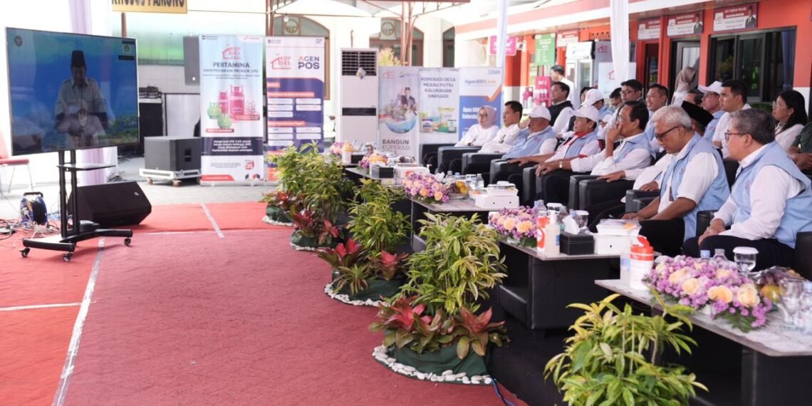 Gubernur DIY, Sri Sultan Hamengkubuwono X bersama dengan Bupati Sleman, Harda Kiswaya menghadiri peluncuran kelembagaan 80.081 Koperasi Desa Merah Putih (KDMP) yang digelar serentak melalui daring, bertempat di Halaman Kantor Kalurahan Sinduadi Mlati Sleman, Senin (21/7). (dok.Prokopim)