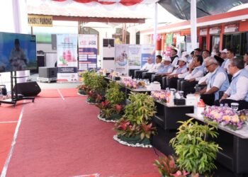 Gubernur DIY, Sri Sultan Hamengkubuwono X bersama dengan Bupati Sleman, Harda Kiswaya menghadiri peluncuran kelembagaan 80.081 Koperasi Desa Merah Putih (KDMP) yang digelar serentak melalui daring, bertempat di Halaman Kantor Kalurahan Sinduadi Mlati Sleman, Senin (21/7). (dok.Prokopim)