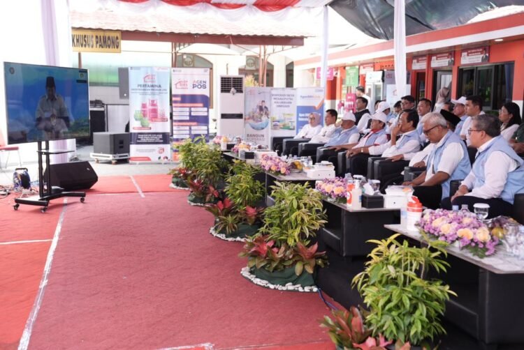 Gubernur DIY, Sri Sultan Hamengkubuwono X bersama dengan Bupati Sleman, Harda Kiswaya menghadiri peluncuran kelembagaan 80.081 Koperasi Desa Merah Putih (KDMP) yang digelar serentak melalui daring, bertempat di Halaman Kantor Kalurahan Sinduadi Mlati Sleman, Senin (21/7). (dok.Prokopim)