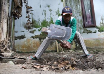 Warga Caturharjo, Pandak, Bantul membuat jugangan atau lubang untuk mengatasi persoalan sampah rumah tangga