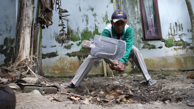 Warga Caturharjo, Pandak, Bantul membuat jugangan atau lubang untuk mengatasi persoalan sampah rumah tangga
