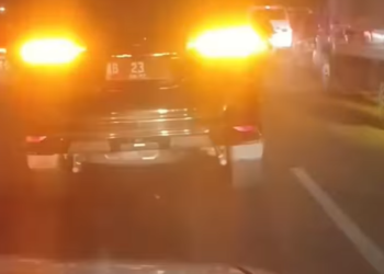 Mobil pelat AB 23 viral setelah melakukan aksi heroik mengawal ambulance membelah kemacetan di jalanan Pekanbaru, Riau